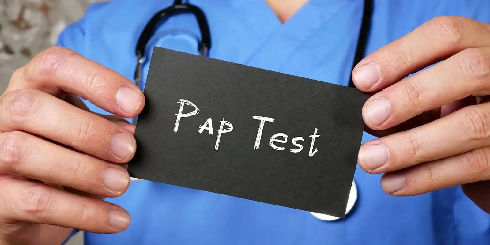 Γιατρός κρατά κάρτα με την ένδειξη Pap Test